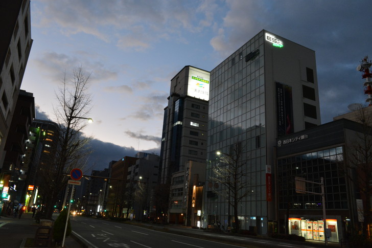 【福岡散歩日誌7】夕方の「舞鶴・赤坂辺り」を散歩【12月】：そこそこ高いビル群