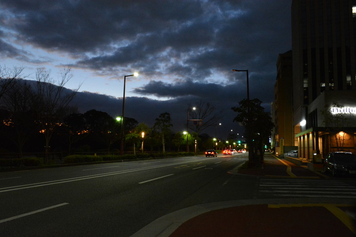 【福岡散歩日誌7】夕方の「舞鶴・赤坂辺り」を散歩【12月】：明治通りの広い道路と紺色の雲