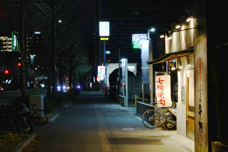 【福岡散歩日誌7】夕方の「舞鶴・赤坂辺り」を散歩【12月】：昭和通りの歩道
