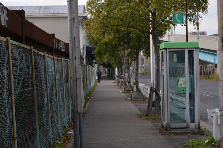 福岡散歩日誌：歩道と電話ボックス