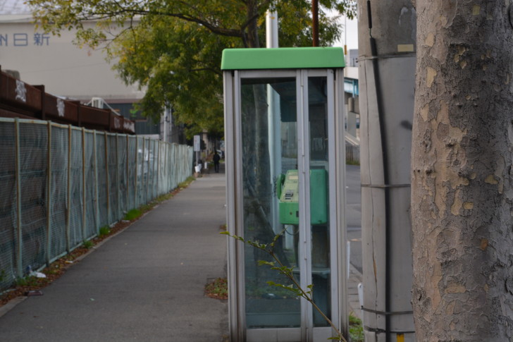 福岡散歩日誌：歩道と電話ボックス２