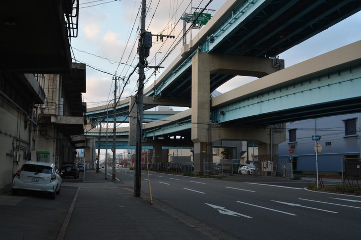 福岡散歩日誌：高架下の様子