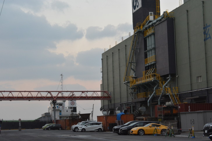 福岡散歩日誌：工場と空