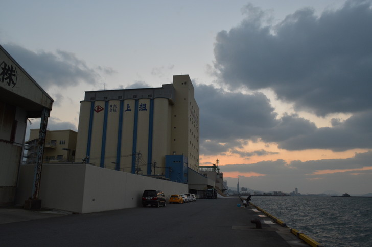 福岡散歩日誌：日暮れ時の工場