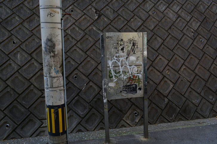 福岡散歩日誌：何かが貼ってあったであろう看板