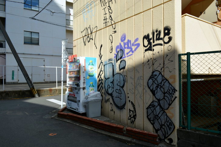 福岡散歩日誌：壁に描かれた落書き