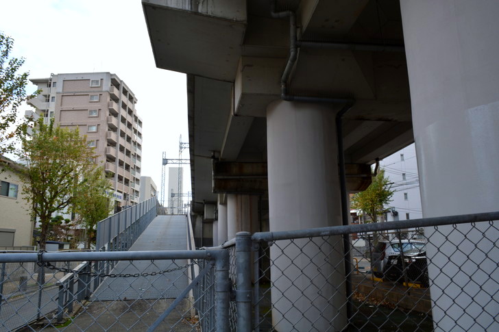 福岡散歩日誌：再度高架下へ