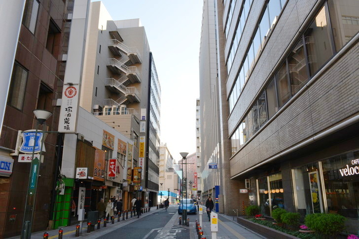 【福岡散歩日誌8】昼の昭和通り「天神橘口交差点～博多川通り」を散歩【12月】：ヴェローチェのとこの細い道