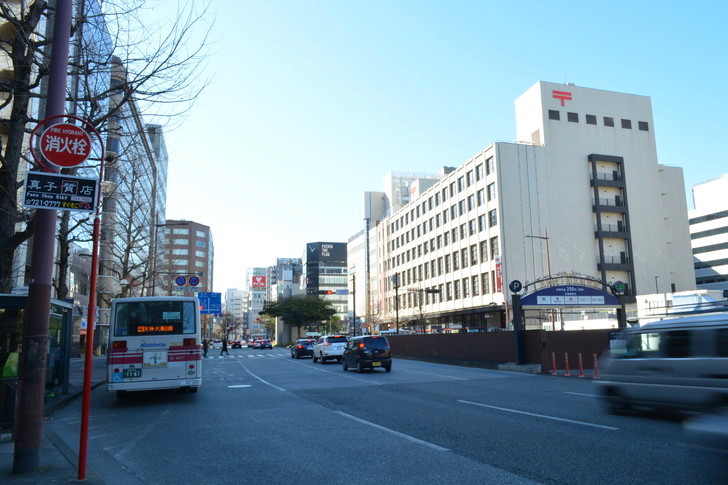 【福岡散歩日誌8】昼の昭和通り「天神橘口交差点～博多川通り」を散歩【12月】：福岡中央郵便局がでかい