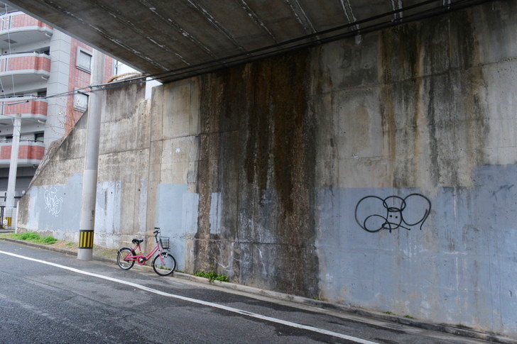 福岡散歩日誌：高架下の壁の落書きと自転車