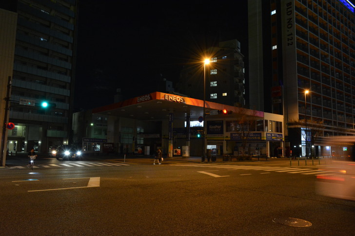 【福岡散歩日誌6】「渡辺通り」から「那の川」辺りを散歩【12月】：「渡辺通り」から「那の川」辺りを散歩：ガソリンスタンド「ENEOS」