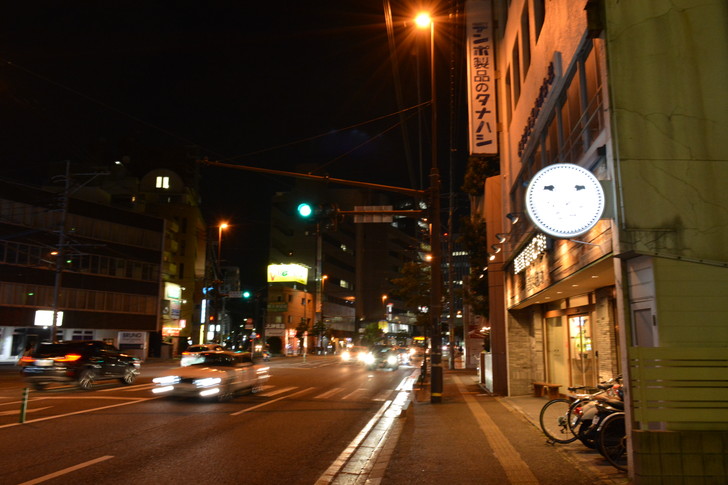 【福岡散歩日誌5】夜の薬院駅付近を散歩【12月】:そこそこの交通量
