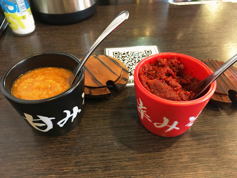 平尾駅近く「スタミナ鉄板焼 鉄男（アイアンマン）平尾店」グルメレポート：甘味噌（左）と辛味噌（右）