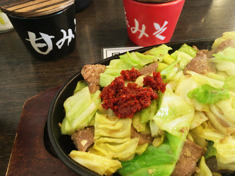 平尾駅近く「スタミナ鉄板焼 鉄男（アイアンマン）平尾店」グルメレポート：辛味噌を載せる