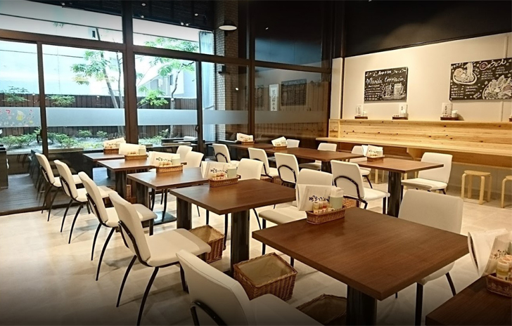 【薬院ランチ】「萬田うどん」細麺五島うどん！：広々とした店内