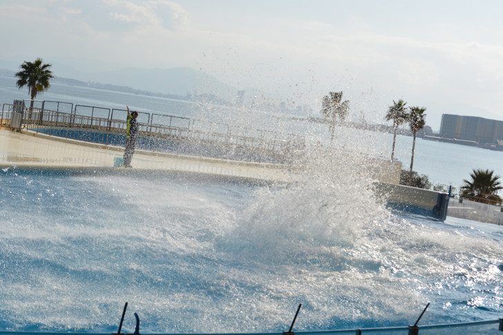 「マリンワールド」と「志賀島」を散歩：からの水しぶき