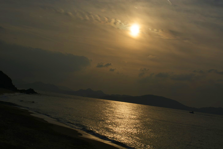 「マリンワールド」と「志賀島」を散歩：まだ全然高いところにある夕日