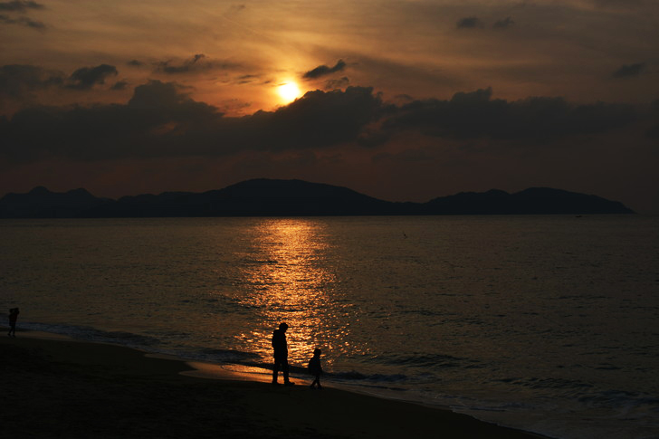 「マリンワールド」と「志賀島」を散歩：夕日と親子