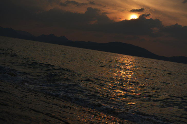 「マリンワールド」と「志賀島」を散歩：波と夕日