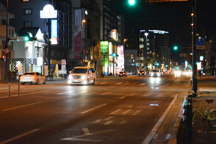 「日赤病院前（日赤通り）」と「高宮駅」近くの飲食店街を散歩【1月】：車道。夜の9時だからまだ全然車は通ってる