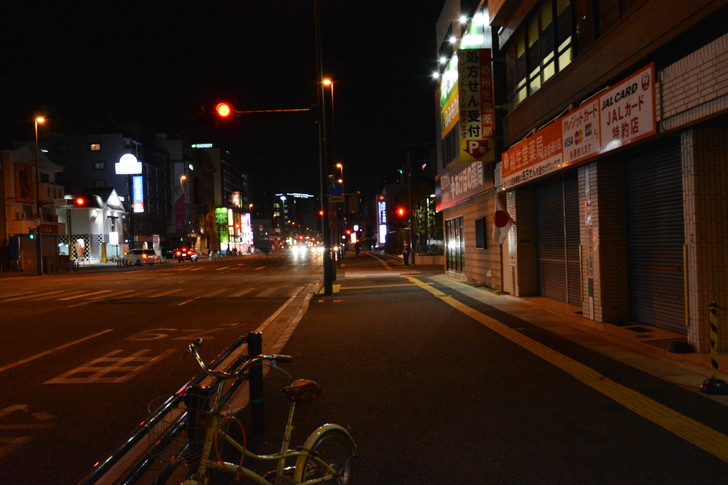 「日赤病院前（日赤通り）」と「高宮駅」近くの飲食店街を散歩【1月】：広い歩道