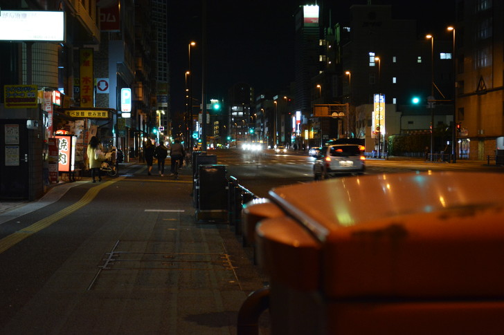 「日赤病院前（日赤通り）」と「高宮駅」近くの飲食店街を散歩【1月】：都会の歩道