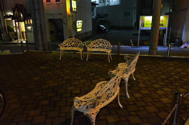 「日赤病院前（日赤通り）」と「高宮駅」近くの飲食店街を散歩【1月】：マンションの敷地内にある乙なベンチ