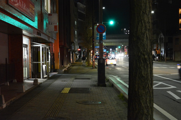 「日赤病院前（日赤通り）」と「高宮駅」近くの飲食店街を散歩【1月】：大池通りの歩道