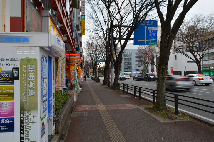 「カラオケまねきねこ」の前の歩道