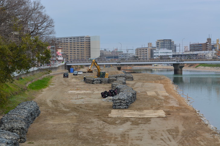 那珂川の河川敷。何やら工事をしている