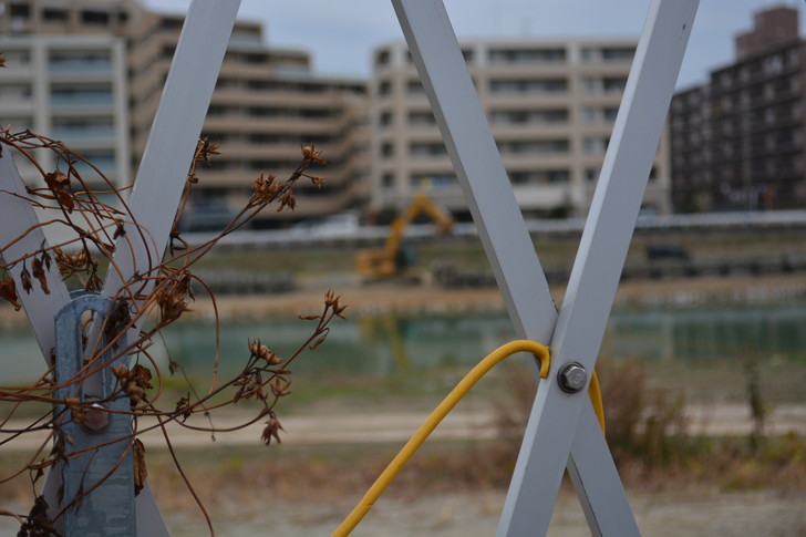 フェンス越しの那珂川