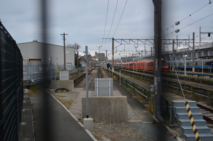 フェンス越しに駅の中を撮影