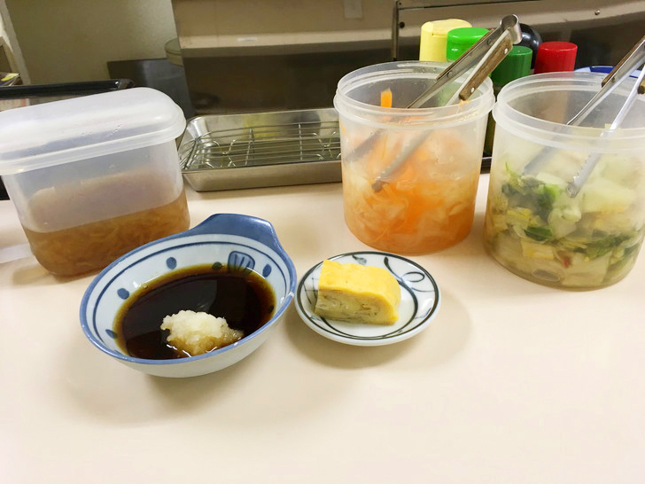 「漬物3つ」と「厚焼き玉子」と「つゆ」