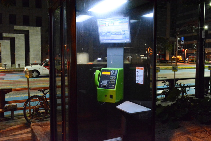 深夜の電話ボックス