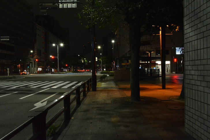 深夜の歩道と道路