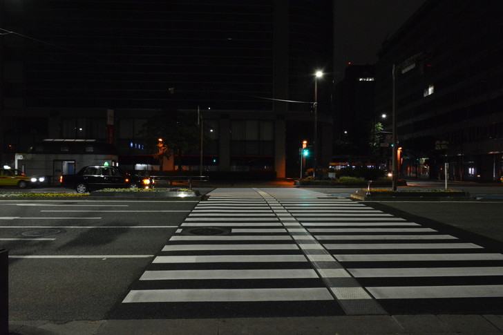 深夜でも交差点付近は明るいので撮影しやすい
