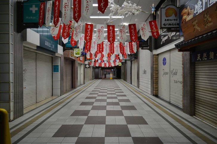 深夜でも明るい新天町商店街