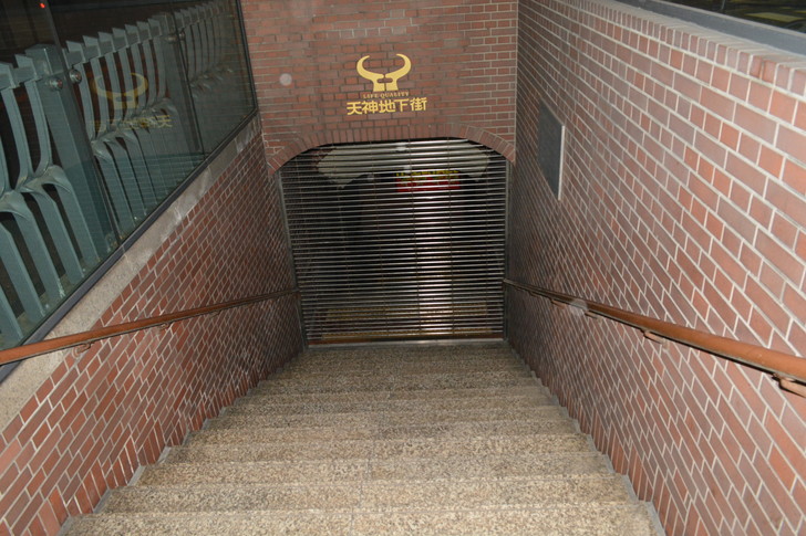 地下街への入り口（フラッシュ）