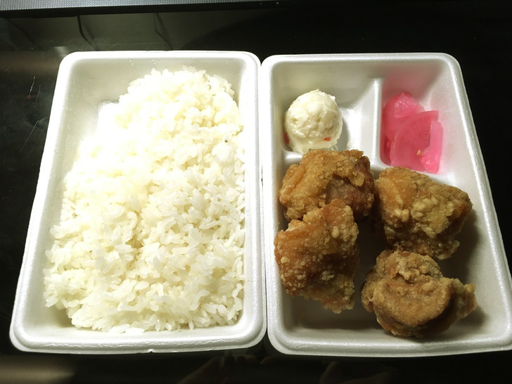 福岡の人気唐揚げチェーン「博多 とよ唐亭（平尾店）」のグルメレポート：最もスタンダードな4個入り（380円）