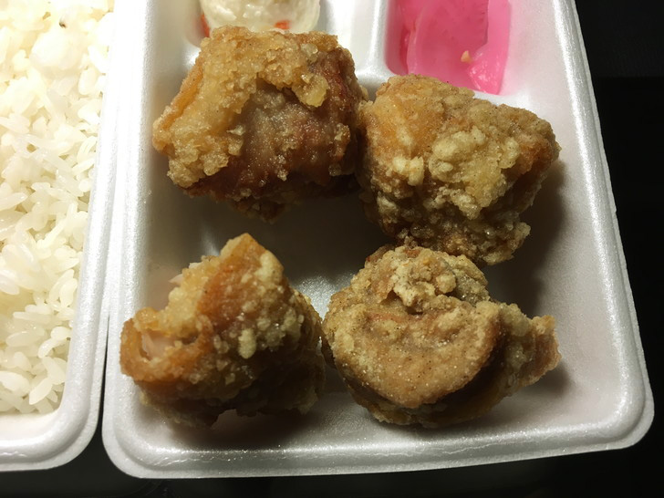 福岡の人気唐揚げチェーン「博多 とよ唐亭（平尾店）」のグルメレポート：げんこつ唐揚げ4個入り（380円）