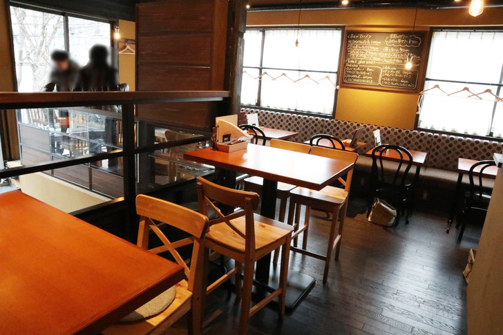 【薬院ランチ】1階はパン屋、2階はカフェ＆レストラン「EPIDOR（エピドール）」のグルメレポート：カフェスペース