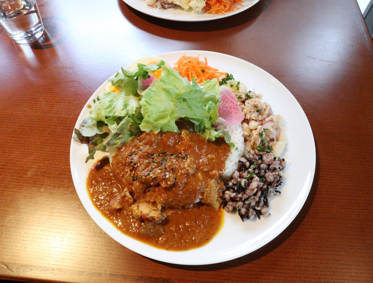 【薬院ランチ】1階はパン屋、2階はカフェ＆レストラン「EPIDOR（エピドール）」のグルメレポート：スパイシーチキンカレーセット 1,100円（税抜）