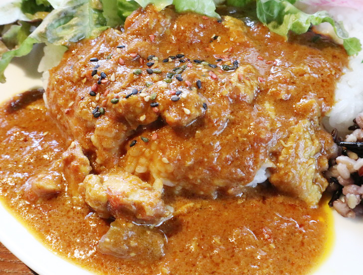 【薬院ランチ】1階はパン屋、2階はカフェ＆レストラン「EPIDOR（エピドール）」のグルメレポート：スパイシーチキンカレー