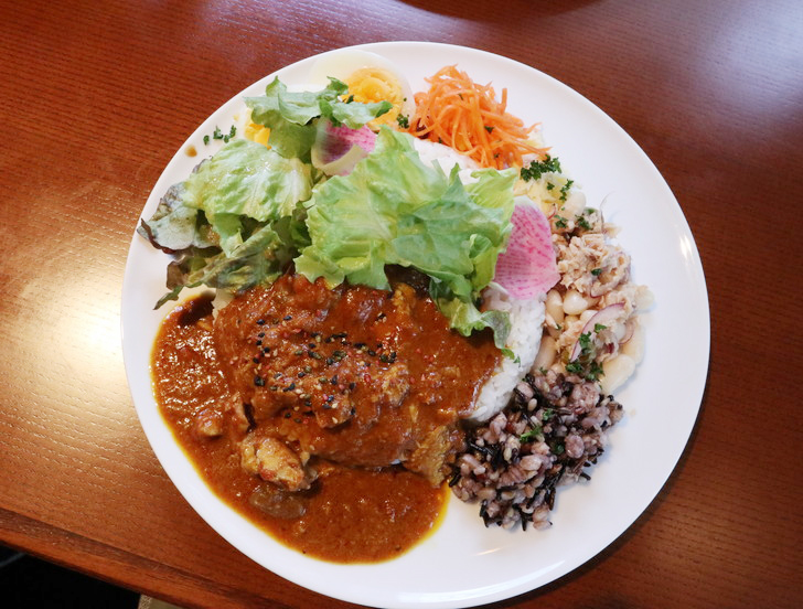 【薬院ランチ】1階はパン屋、2階はカフェ＆レストラン「EPIDOR（エピドール）」のグルメレポート：スパイシーチキンカレー