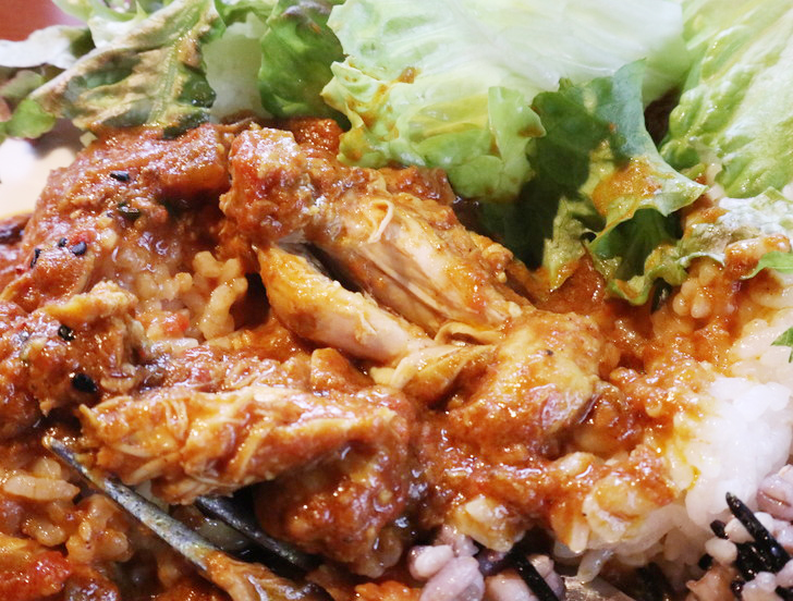 【薬院ランチ】1階はパン屋、2階はカフェ＆レストラン「EPIDOR（エピドール）」のグルメレポート：骨付きチキン