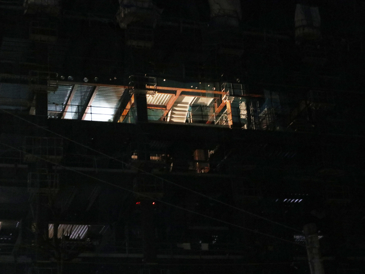 キレイで開放的な景観、都会感を楽しめる「博多駅～サンロード商店街」までを散歩：工事中のビル