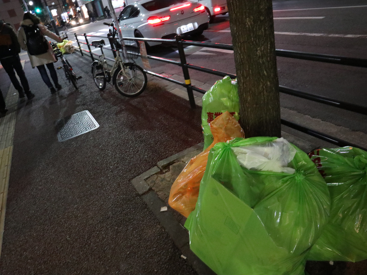 キレイで開放的な景観、都会感を楽しめる「博多駅～サンロード商店街」までを散歩：ゴミ袋