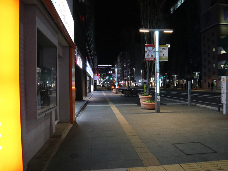 キレイで開放的な景観、都会感を楽しめる「博多駅～サンロード商店街」までを散歩：博多区役所 南口付近の交差点で撮影