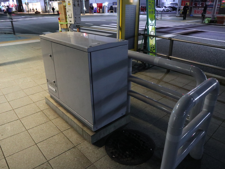 キレイで開放的な景観、都会感を楽しめる「博多駅～サンロード商店街」までを散歩：白いC.C.BOX