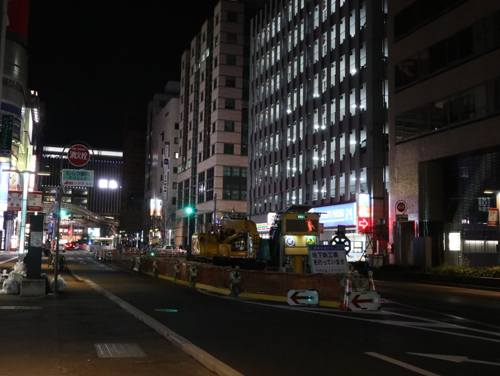 キレイで開放的な景観、都会感を楽しめる「博多駅～サンロード商店街」までを散歩：2016年に陥没した道路